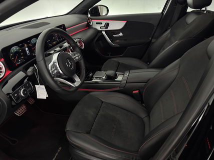 Mercedes-Benz A-Klasse 180 AMG | Panoramadak | Sfeerverl. | Burmester | Camera | Virtual Cockpit | LED | Memory seats