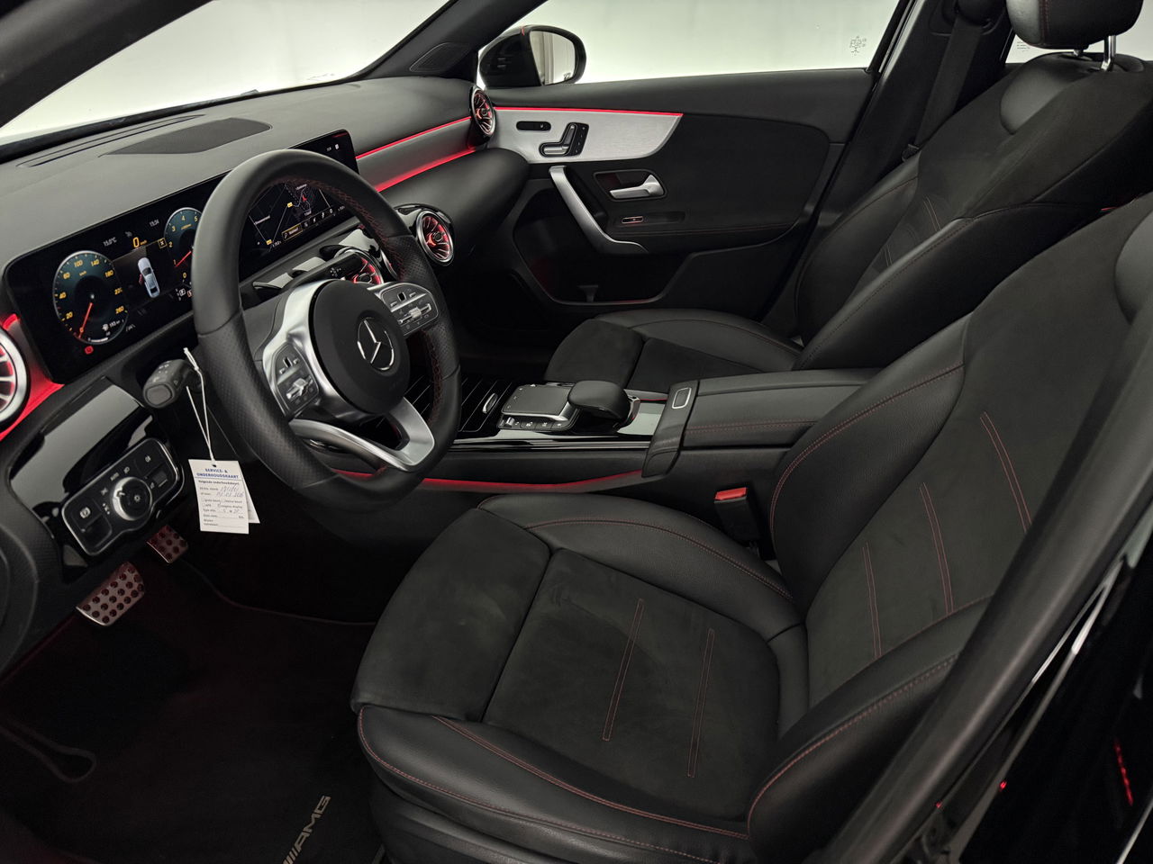 Mercedes-Benz A-Klasse 180 AMG | Panoramadak | Sfeerverl. | Burmester | Camera | Virtual Cockpit | LED | Memory seats