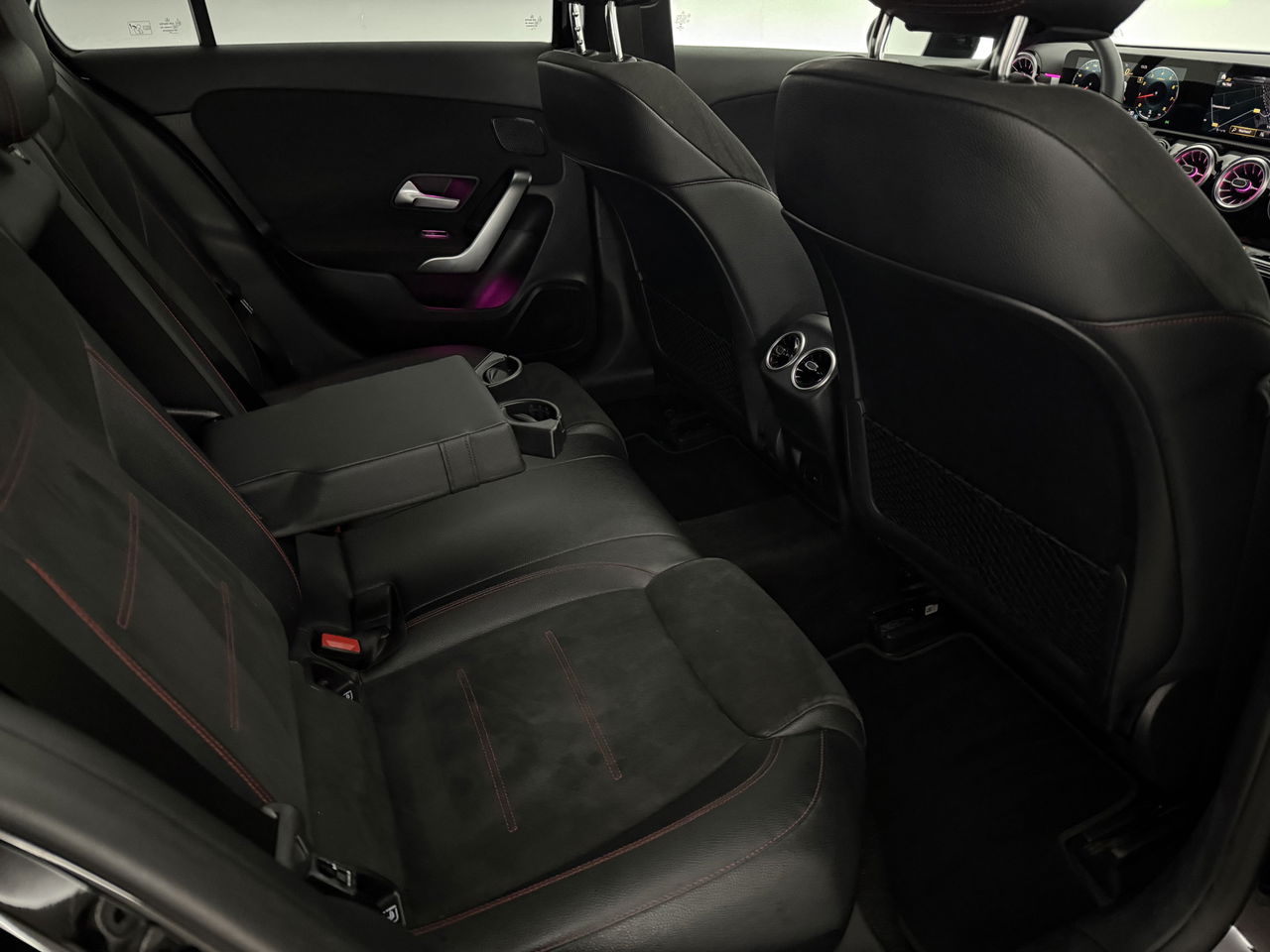 Mercedes-Benz A-Klasse 180 AMG | Panoramadak | Sfeerverl. | Burmester | Camera | Virtual Cockpit | LED | Memory seats