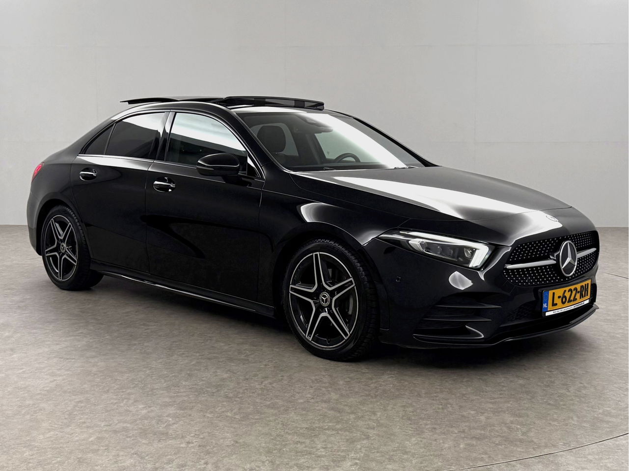 Mercedes-Benz A-Klasse 180 AMG | Panoramadak | Sfeerverl. | Burmester | Camera | Virtual Cockpit | LED | Memory seats