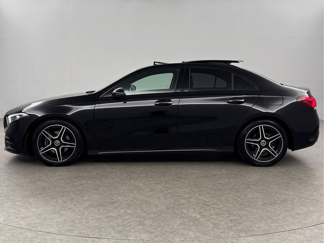 Mercedes-Benz A-Klasse 180 AMG | Panoramadak | Sfeerverl. | Burmester | Camera | Virtual Cockpit | LED | Memory seats
