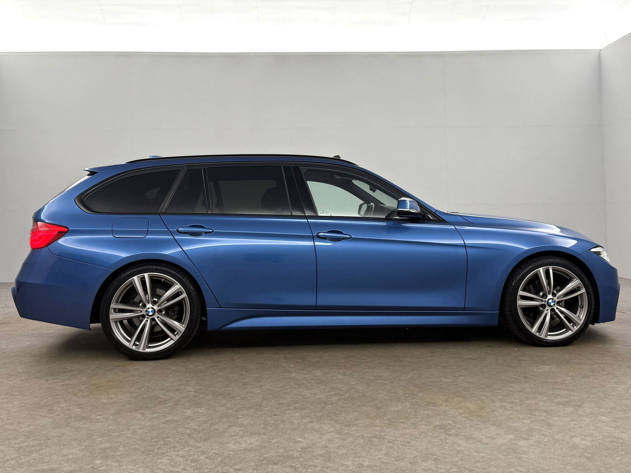 BMW 3-serie 320d High Executive 191PK M-Sport | Panoramadak | LED | Cruisecontrol | Navigatie | Parkeersens. | 19"LMV