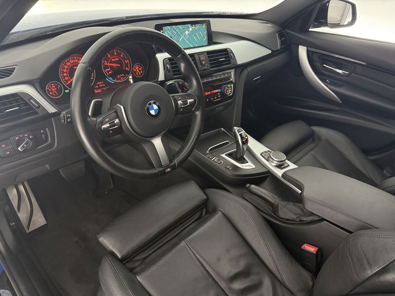BMW 3-serie 320d High Executive 191PK M-Sport | Panoramadak | LED | Cruisecontrol | Navigatie | Parkeersens. | 19"LMV