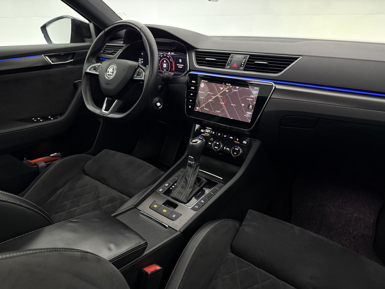 Škoda Superb 1.5 TSI 150PK ACT Sportline Business Pano LED Sfeer Trekaak Virtual Camera Carplay Memory Clima Cruise Navi PDC 19''LMV