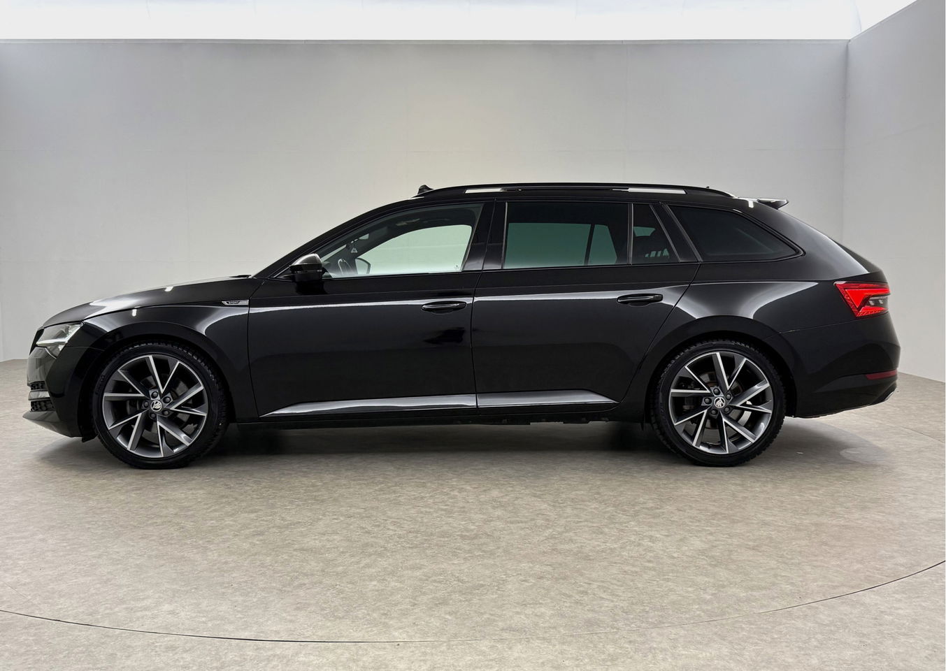 Škoda Superb 1.5 TSI 150PK ACT Sportline Business Pano LED Sfeer Trekaak Virtual Camera Carplay Memory Clima Cruise Navi PDC 19''LMV