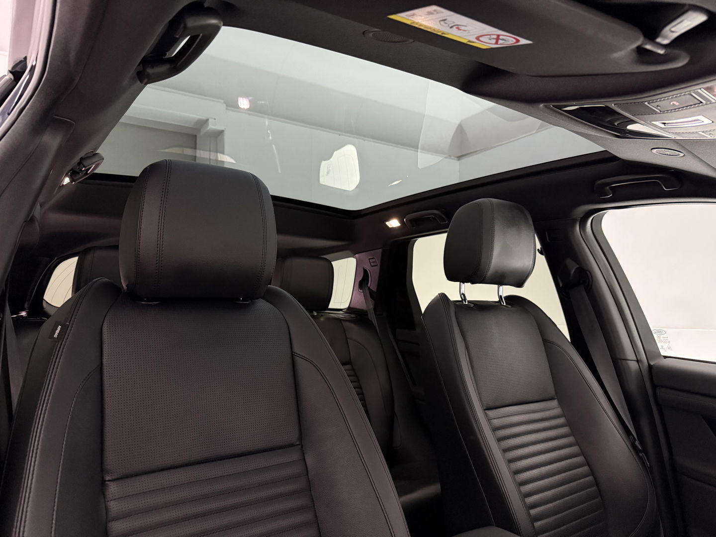 Land Rover Discovery Sport P300e 1.5 R-Dynamic HSE 254PK l Pano l Memory l 360° l Dodehoek l Carplay l Clima l Leder l LED l Trekh. l Virtual l Navi l Parkeersens.