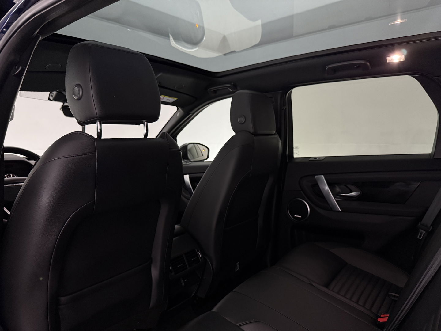 Land Rover Discovery Sport P300e 1.5 R-Dynamic HSE 254PK l Pano l Memory l 360° l Dodehoek l Carplay l Clima l Leder l LED l Trekh. l Virtual l Navi l Parkeersens.