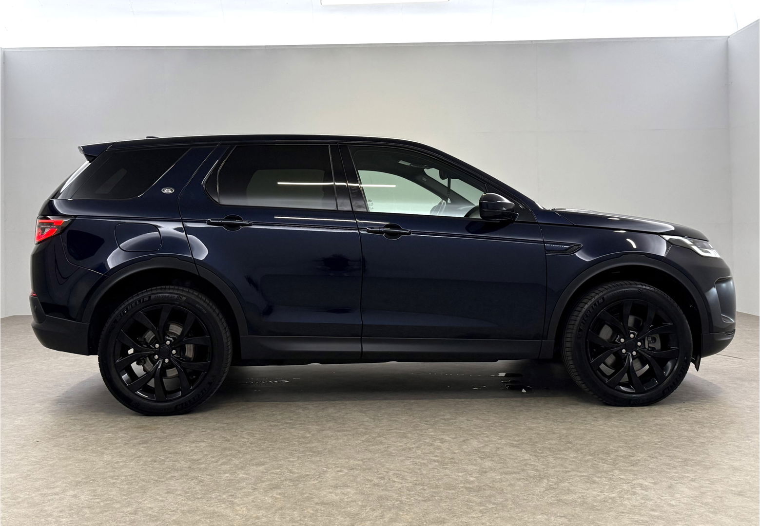 Land Rover Discovery Sport P300e 1.5 R-Dynamic HSE 254PK l Pano l Memory l 360° l Dodehoek l Carplay l Clima l Leder l LED l Trekh. l Virtual l Navi l Parkeersens.