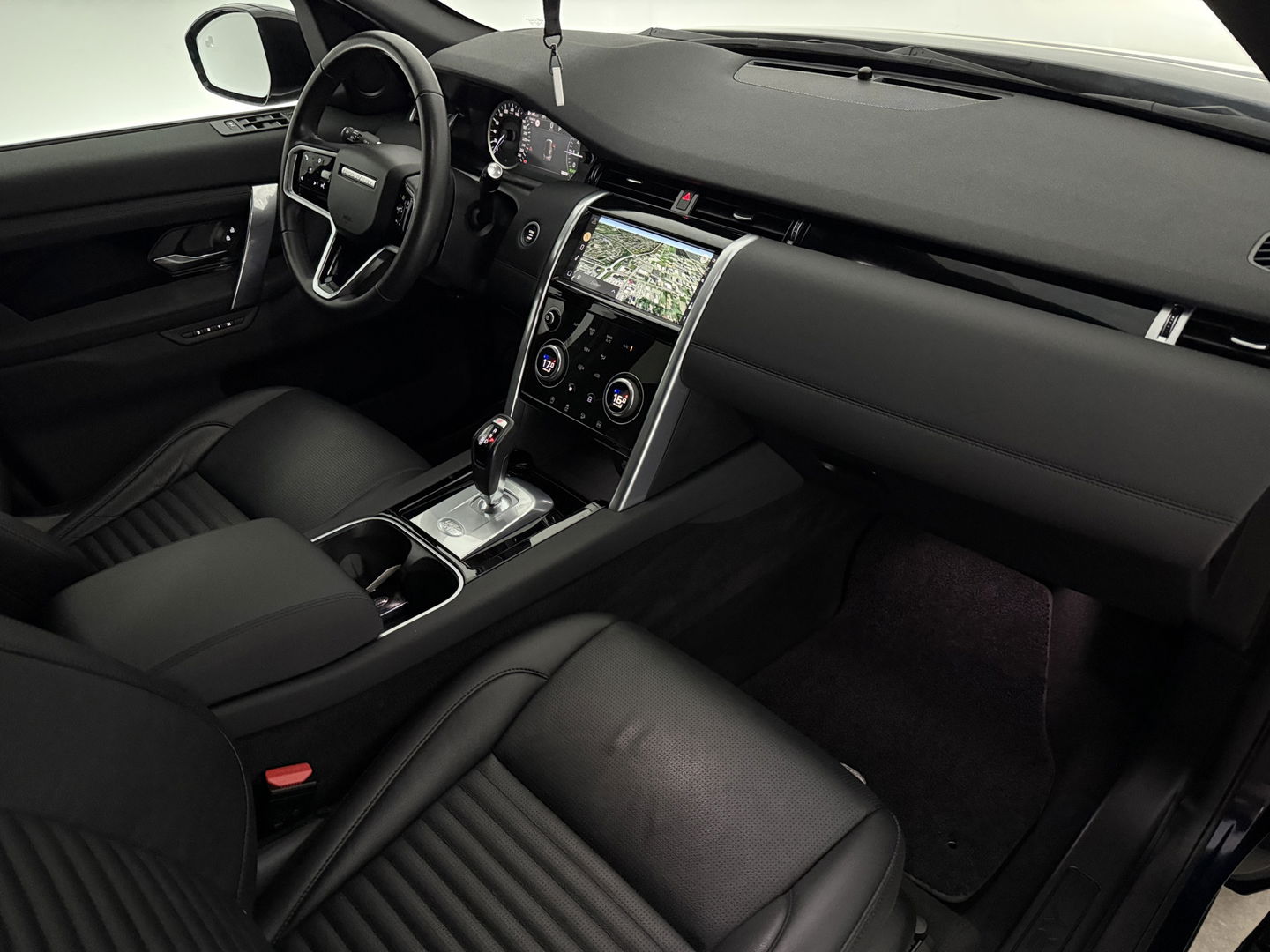 Land Rover Discovery Sport P300e 1.5 R-Dynamic HSE 254PK l Pano l Memory l 360° l Dodehoek l Carplay l Clima l Leder l LED l Trekh. l Virtual l Navi l Parkeersens.