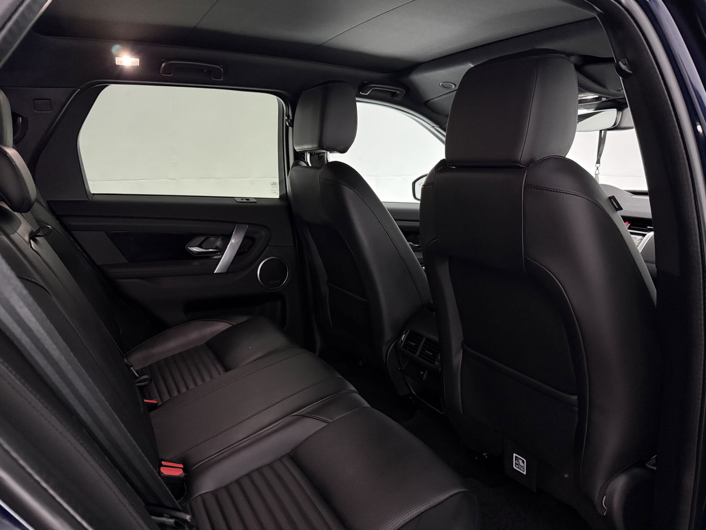 Land Rover Discovery Sport P300e 1.5 R-Dynamic HSE 254PK l Pano l Memory l 360° l Dodehoek l Carplay l Clima l Leder l LED l Trekh. l Virtual l Navi l Parkeersens.