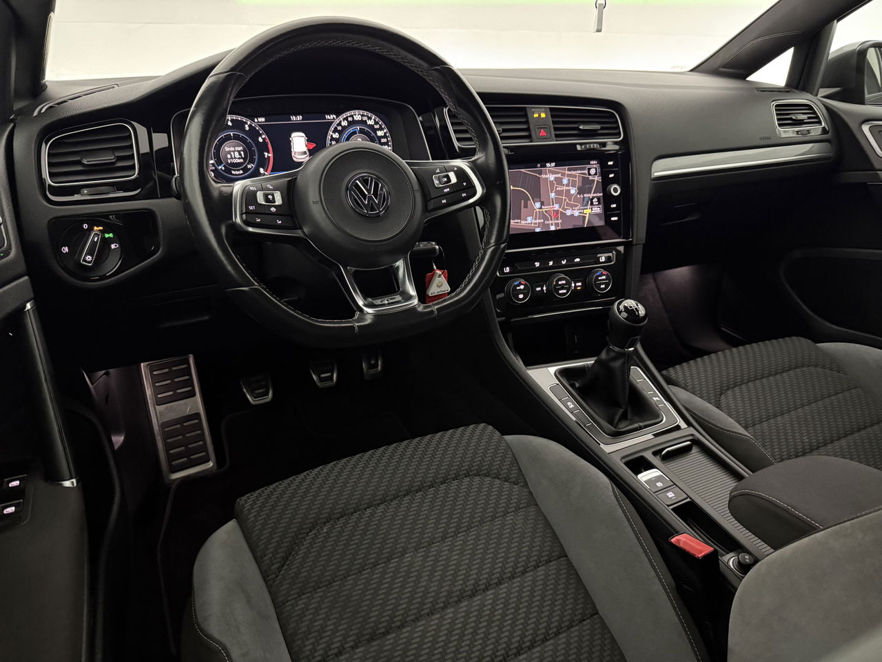 Volkswagen Golf 1.5 TSI 150PK R-line | Camera | Carplay | Adaptive Cruise | Virtual | LED | Parkeersens.