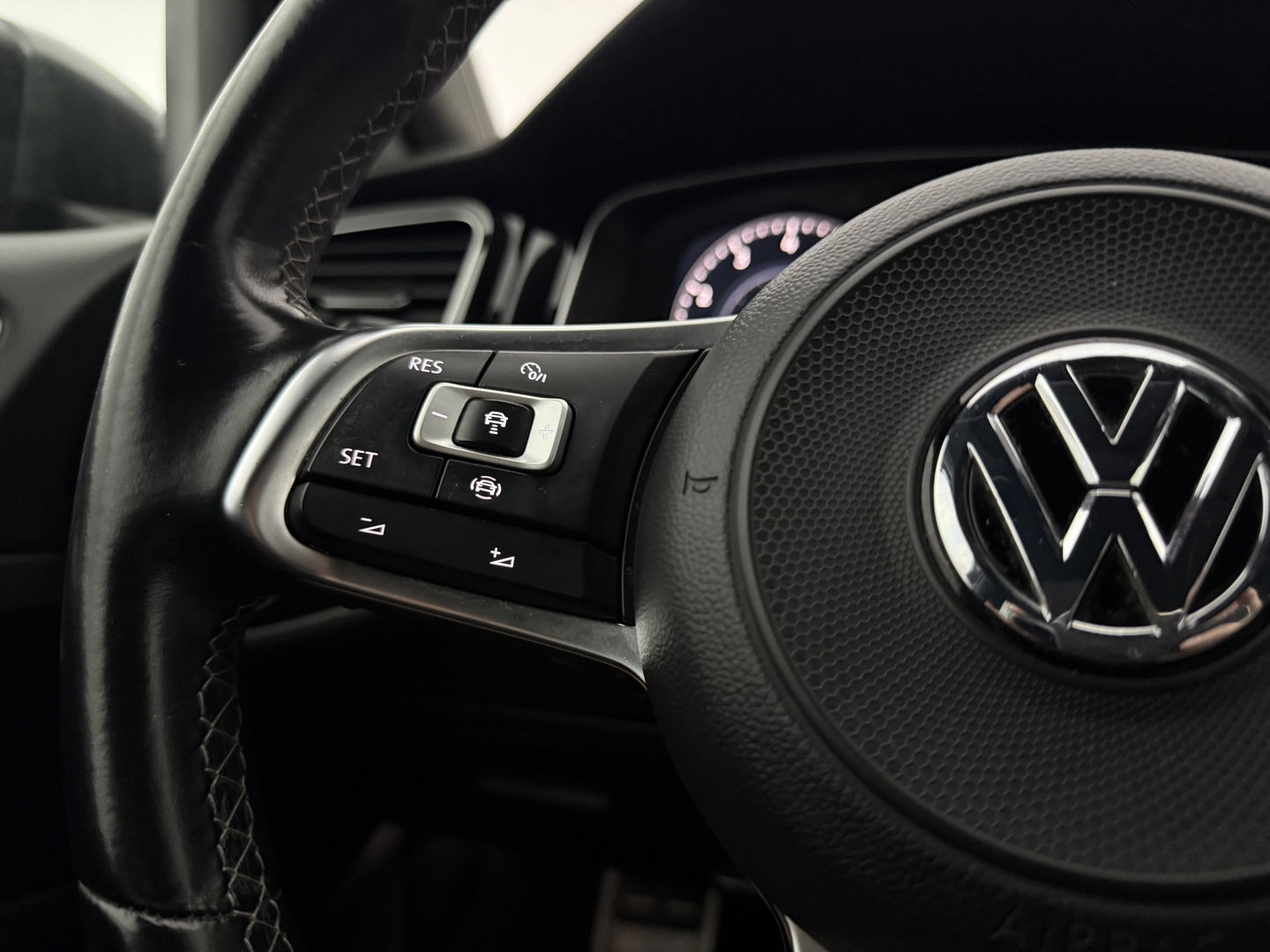 Volkswagen Golf 1.5 TSI 150PK R-line | Camera | Carplay | Adaptive Cruise | Virtual | LED | Parkeersens.
