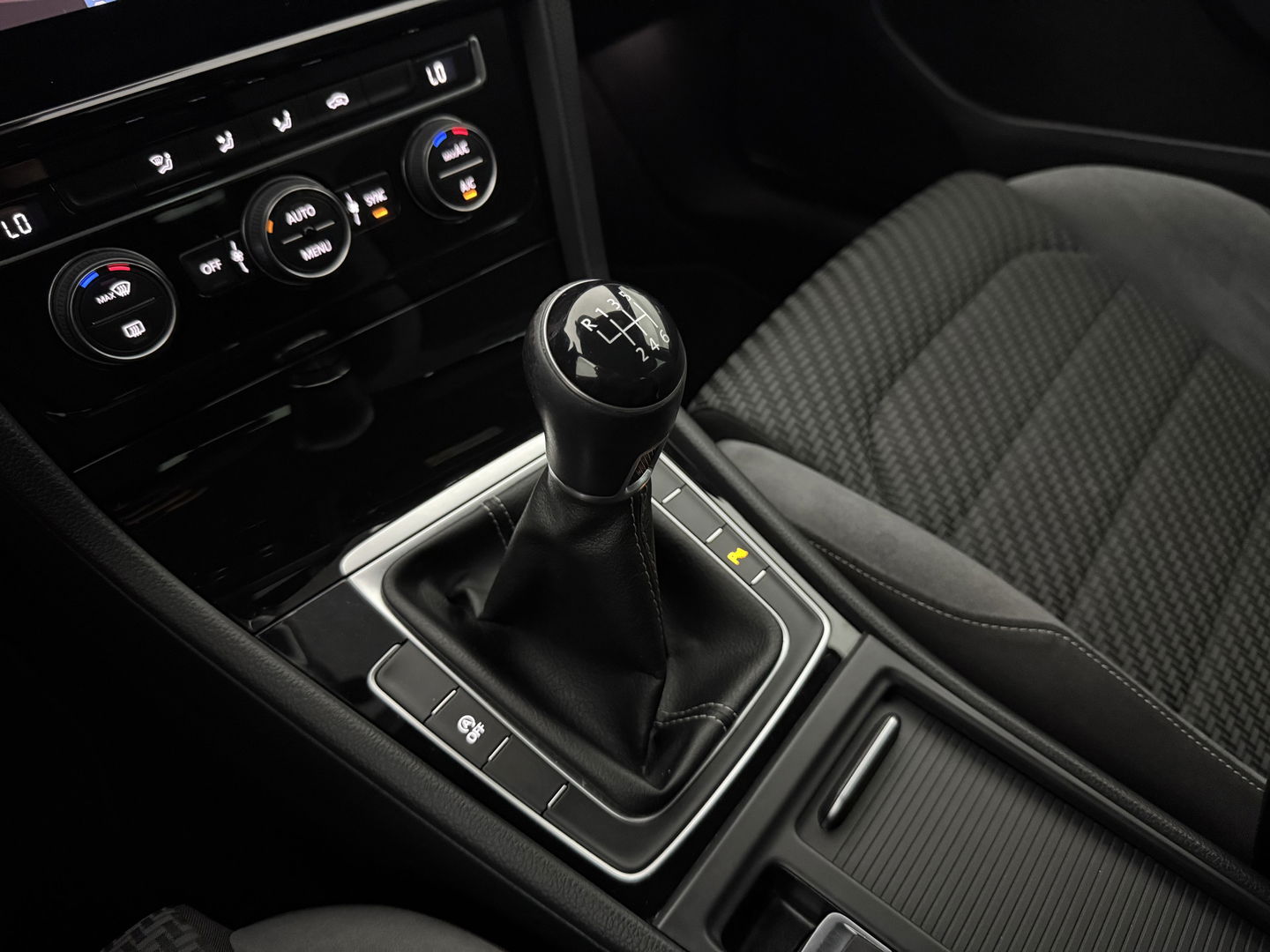 Volkswagen Golf 1.5 TSI 150PK R-line | Camera | Carplay | Adaptive Cruise | Virtual | LED | Parkeersens.