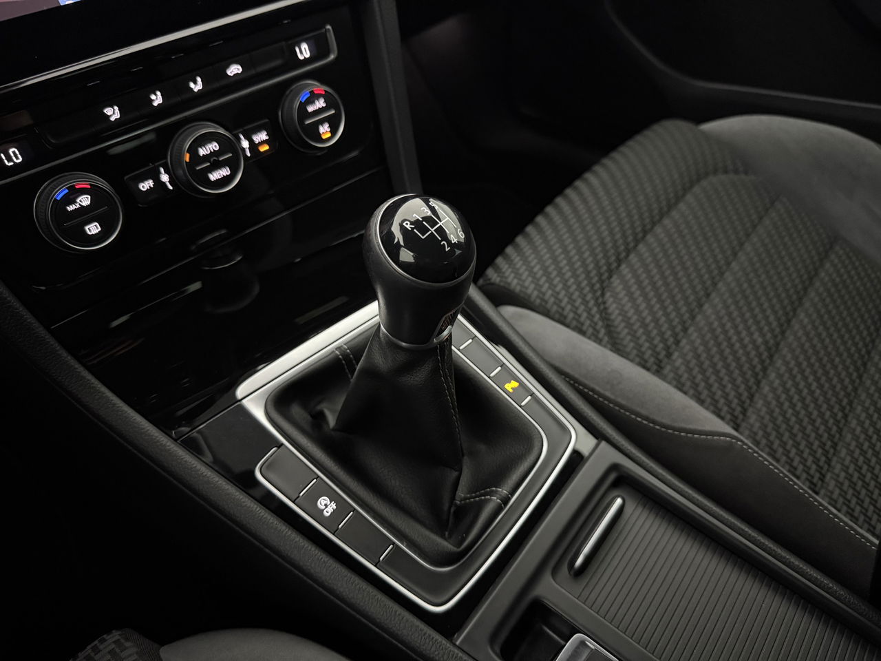 Volkswagen Golf 1.5 TSI 150PK R-line | Camera | Carplay | Adaptive Cruise | Virtual | LED | Parkeersens.