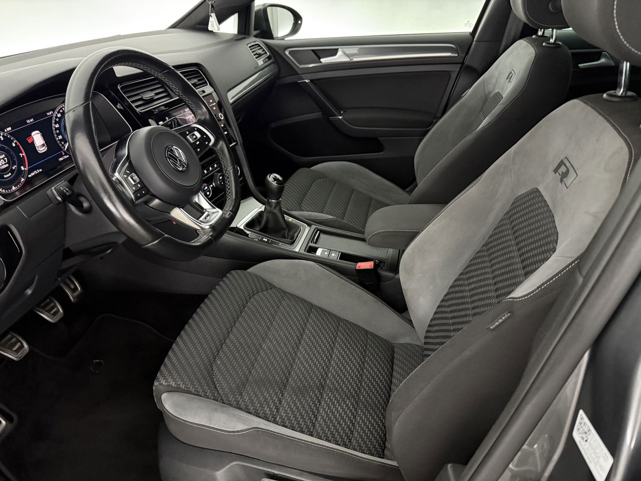 Volkswagen Golf 1.5 TSI 150PK R-line | Camera | Carplay | Adaptive Cruise | Virtual | LED | Parkeersens.