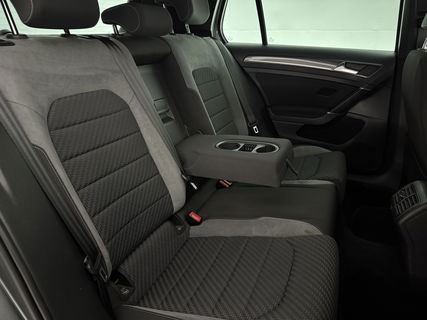 Volkswagen Golf 1.5 TSI 150PK R-line | Camera | Carplay | Adaptive Cruise | Virtual | LED | Parkeersens.