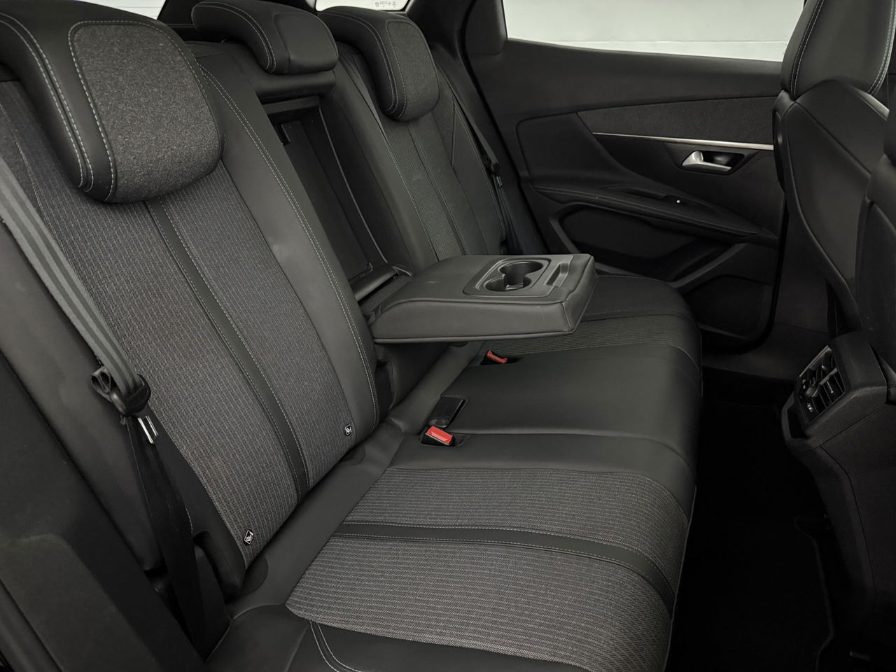Peugeot 3008 1.2 PureTech | Sfeerverl. | 360° | Trekhaak | LED | Camera | Virtual Cockpit | Carplay | Cruisecontr.