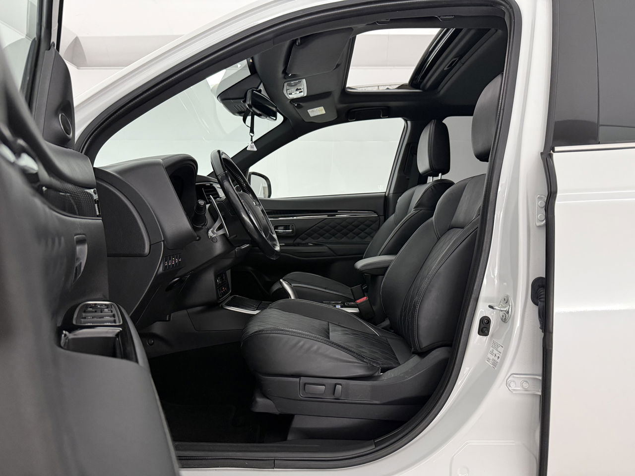 Mitsubishi Outlander 2.4 PHEV 210PK S-Edition | Panoramadak | Parelmoer | 360° | LED | Carplay | Cruisecontrol | Parkeersens.