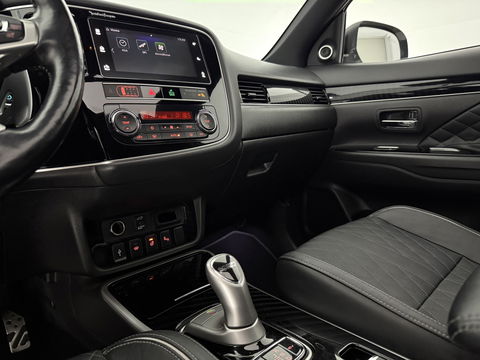 Mitsubishi Outlander 2.4 PHEV 210PK S-Edition 4WD | Pano | Parelmoer | 360° | LED | Carplay | Cruise | Stuur/Stoelverw. l Dodehoek