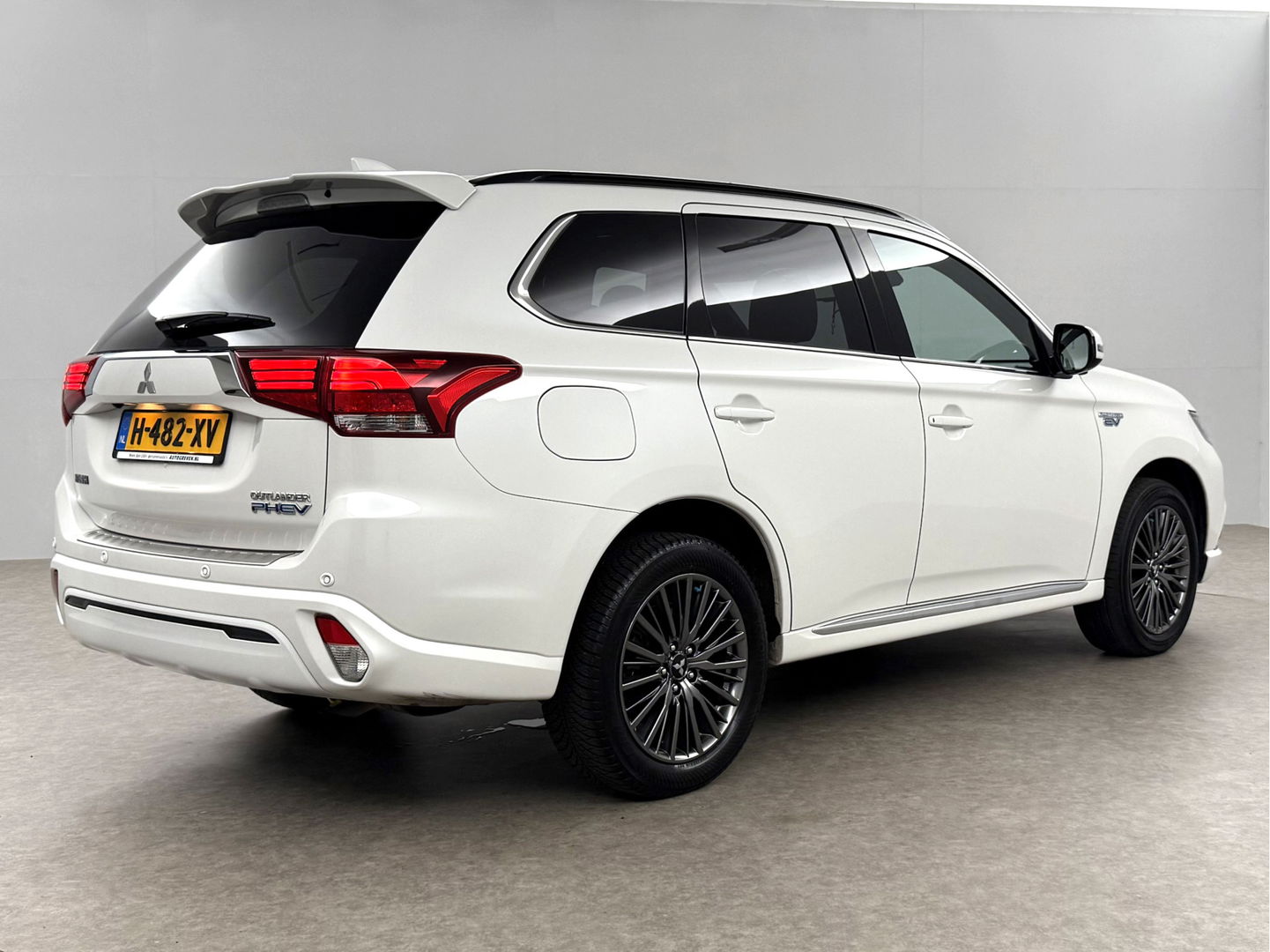 Mitsubishi Outlander 2.4 PHEV 210PK S-Edition 4WD | Pano | Parelmoer | 360° | LED | Carplay | Cruise | Stuur/Stoelverw. l Dodehoek