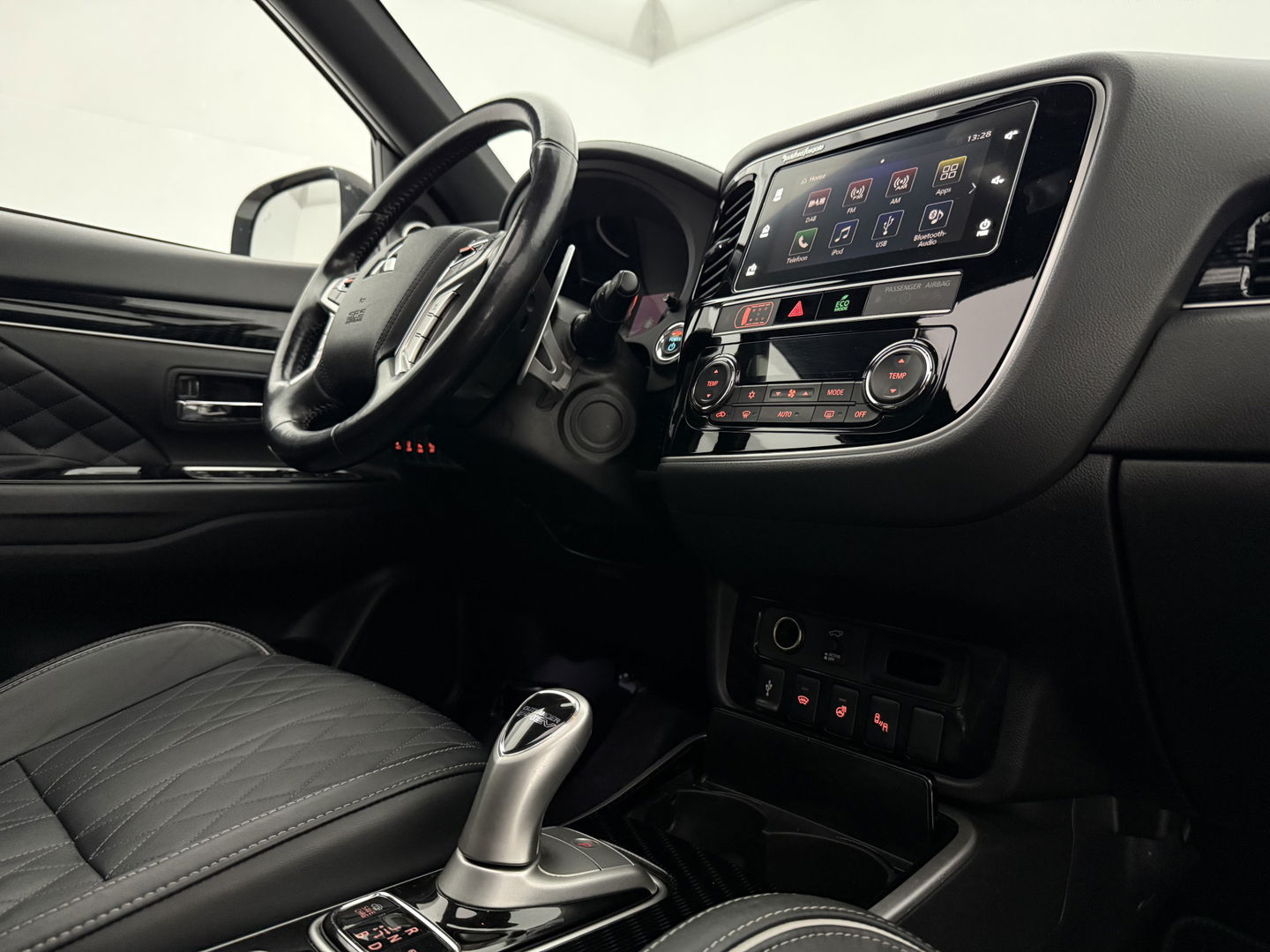 Mitsubishi Outlander 2.4 PHEV 210PK S-Edition 4WD | Pano | Parelmoer | 360° | LED | Carplay | Cruise | Stuur/Stoelverw. l Dodehoek