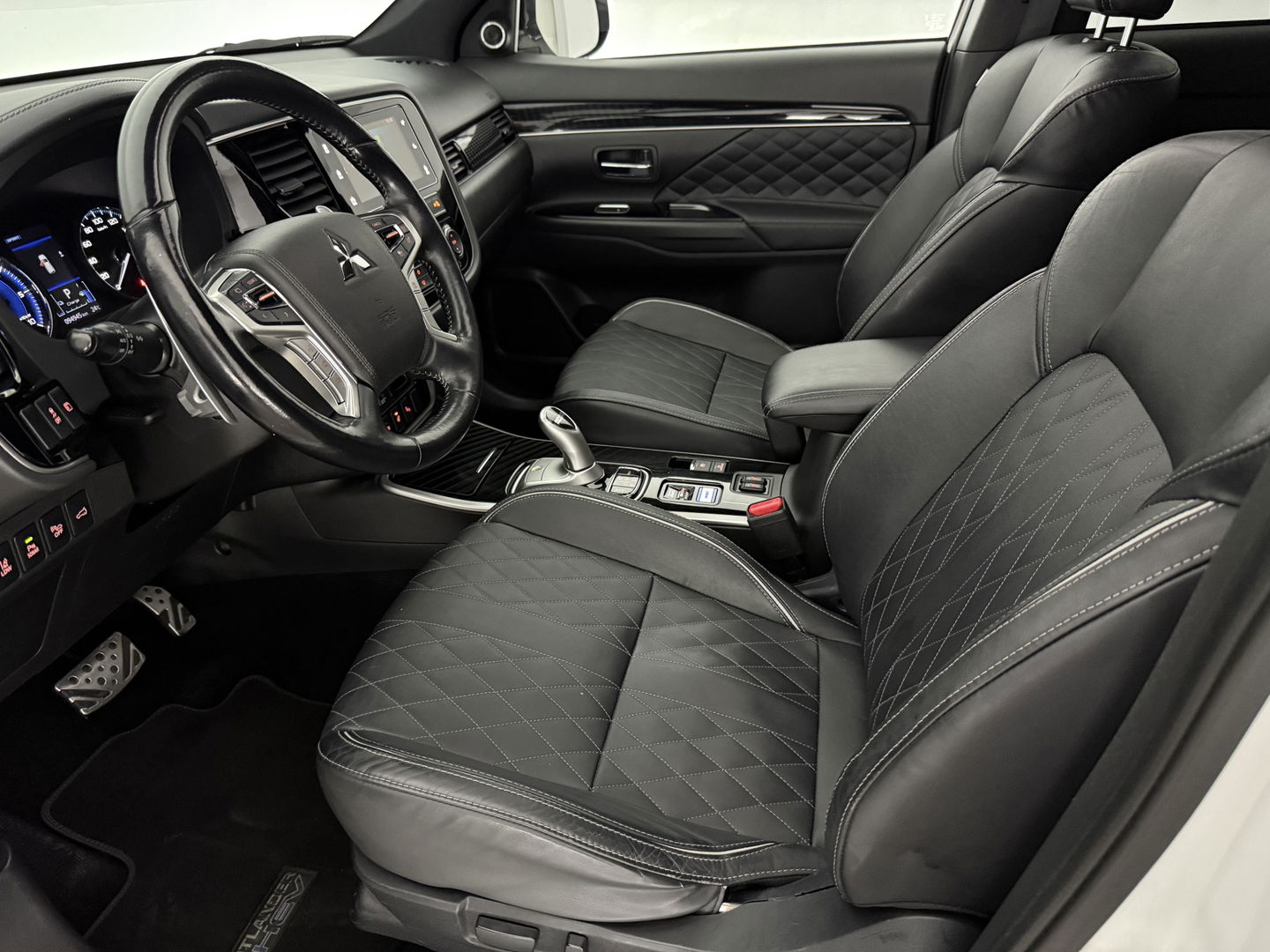 Mitsubishi Outlander 2.4 PHEV 210PK S-Edition 4WD | Pano | Parelmoer | 360° | LED | Carplay | Cruise | Stuur/Stoelverw. l Dodehoek
