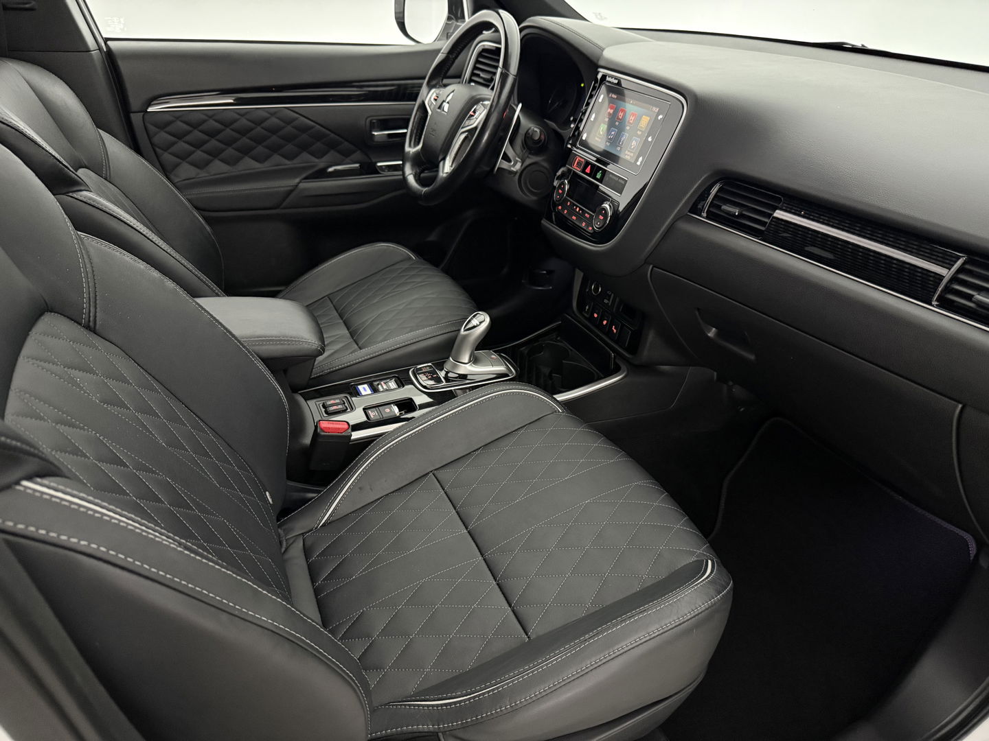 Mitsubishi Outlander 2.4 PHEV 210PK S-Edition 4WD | Pano | Parelmoer | 360° | LED | Carplay | Cruise | Stuur/Stoelverw. l Dodehoek