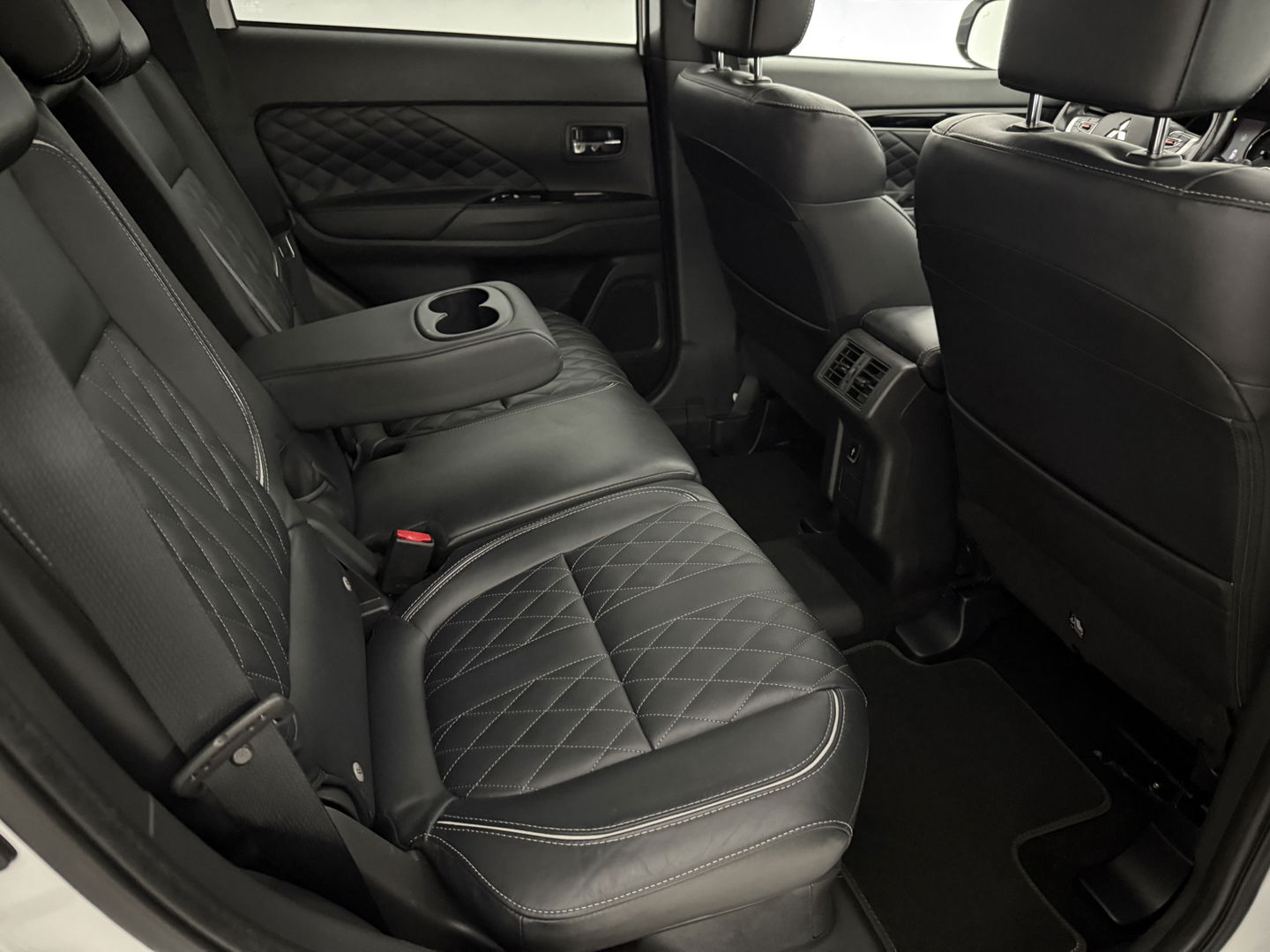 Mitsubishi Outlander 2.4 PHEV 210PK S-Edition 4WD | Pano | Parelmoer | 360° | LED | Carplay | Cruise | Stuur/Stoelverw. l Dodehoek
