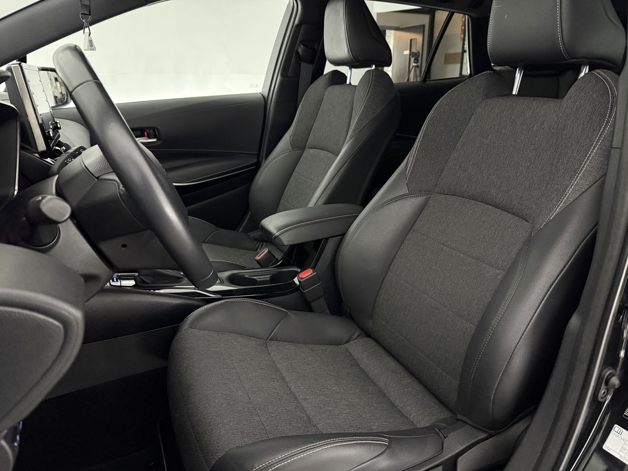 Toyota Corolla 1.8 Hybrid 148PK Business Plus | Camera | Cruisecontrol | LED | Virtual Cockpit | Navigatie | 17"LMV