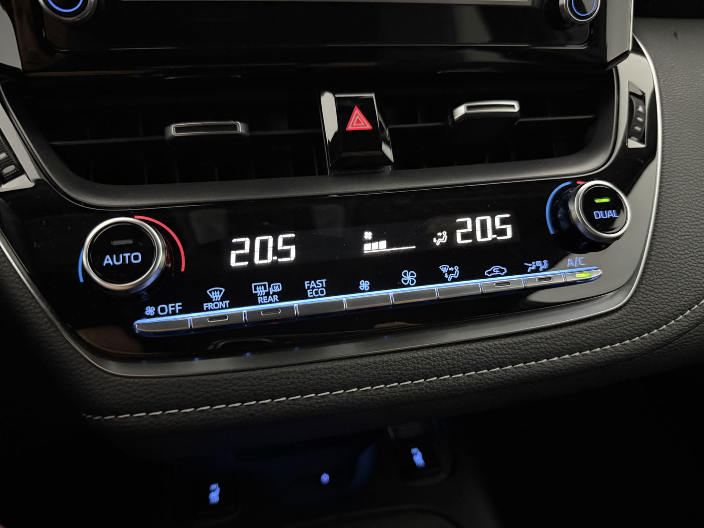 Toyota Corolla 1.8 Hybrid 148PK Business Plus | Camera | Cruise | LED | Virtual l | Navigatie | NAP