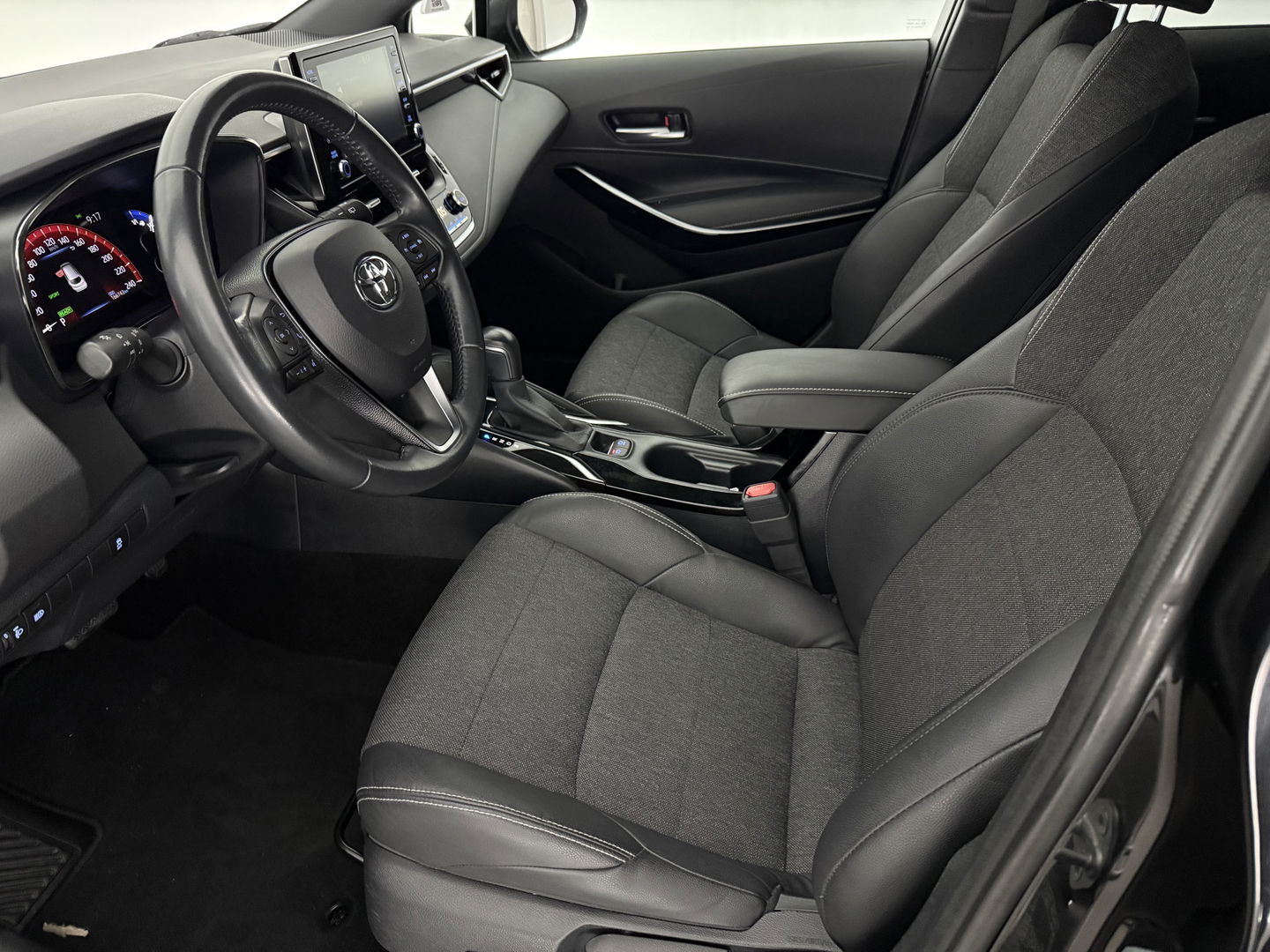 Toyota Corolla 1.8 Hybrid 148PK Business Plus | Camera | Cruise | LED | Virtual l | Navigatie | NAP