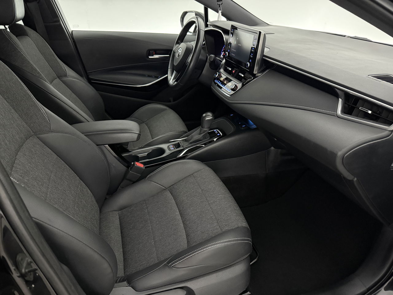 Toyota Corolla 1.8 Hybrid 148PK Business Plus | Camera | Cruisecontrol | LED | Virtual Cockpit | Navigatie | 17"LMV