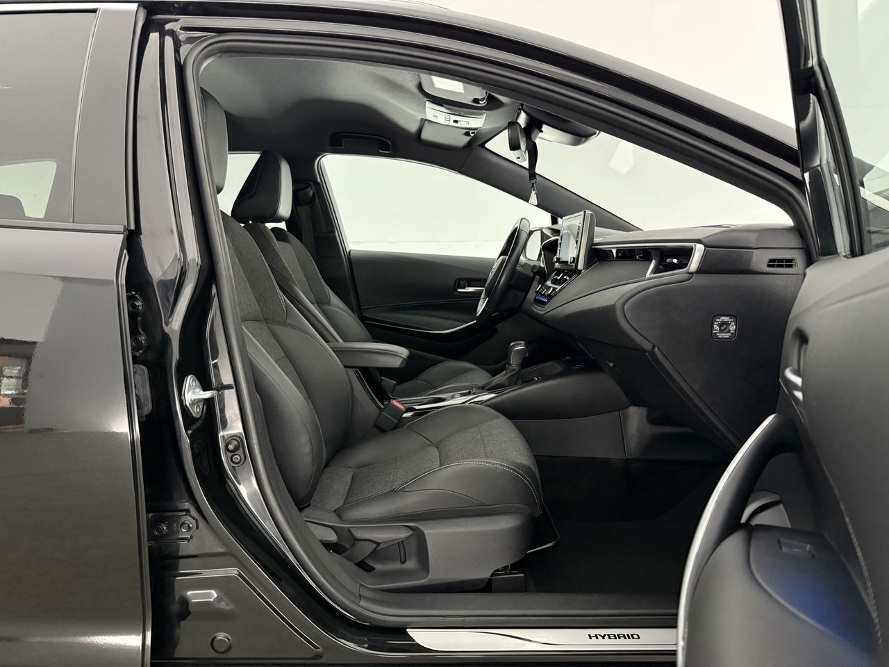 Toyota Corolla 1.8 Hybrid 148PK Business Plus | Camera | Cruisecontrol | LED | Virtual Cockpit | Navigatie | 17"LMV