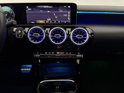 Mercedes-Benz A-Klasse 200 AMG | Pano | Virtual | Sfeerverl. | Camera | Navigatie | Cruise | LED