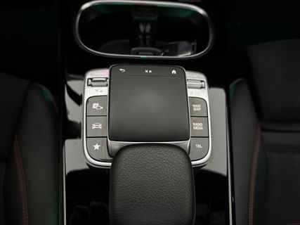 Mercedes-Benz A-Klasse 200 AMG | Pano | Virtual | Sfeerverl. | Camera | Navigatie | Cruise | LED
