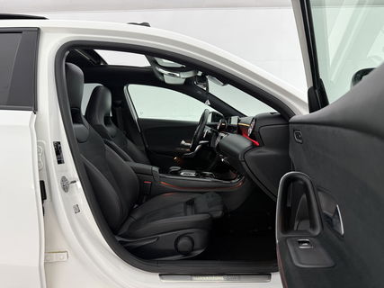 Mercedes-Benz A-Klasse 200 AMG | Pano | Virtual | Sfeerverl. | Camera | Navigatie | Cruise | LED