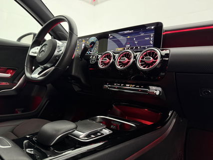 Mercedes-Benz A-Klasse 200 AMG | Pano | Virtual | Sfeerverl. | Camera | Navigatie | Cruise | LED