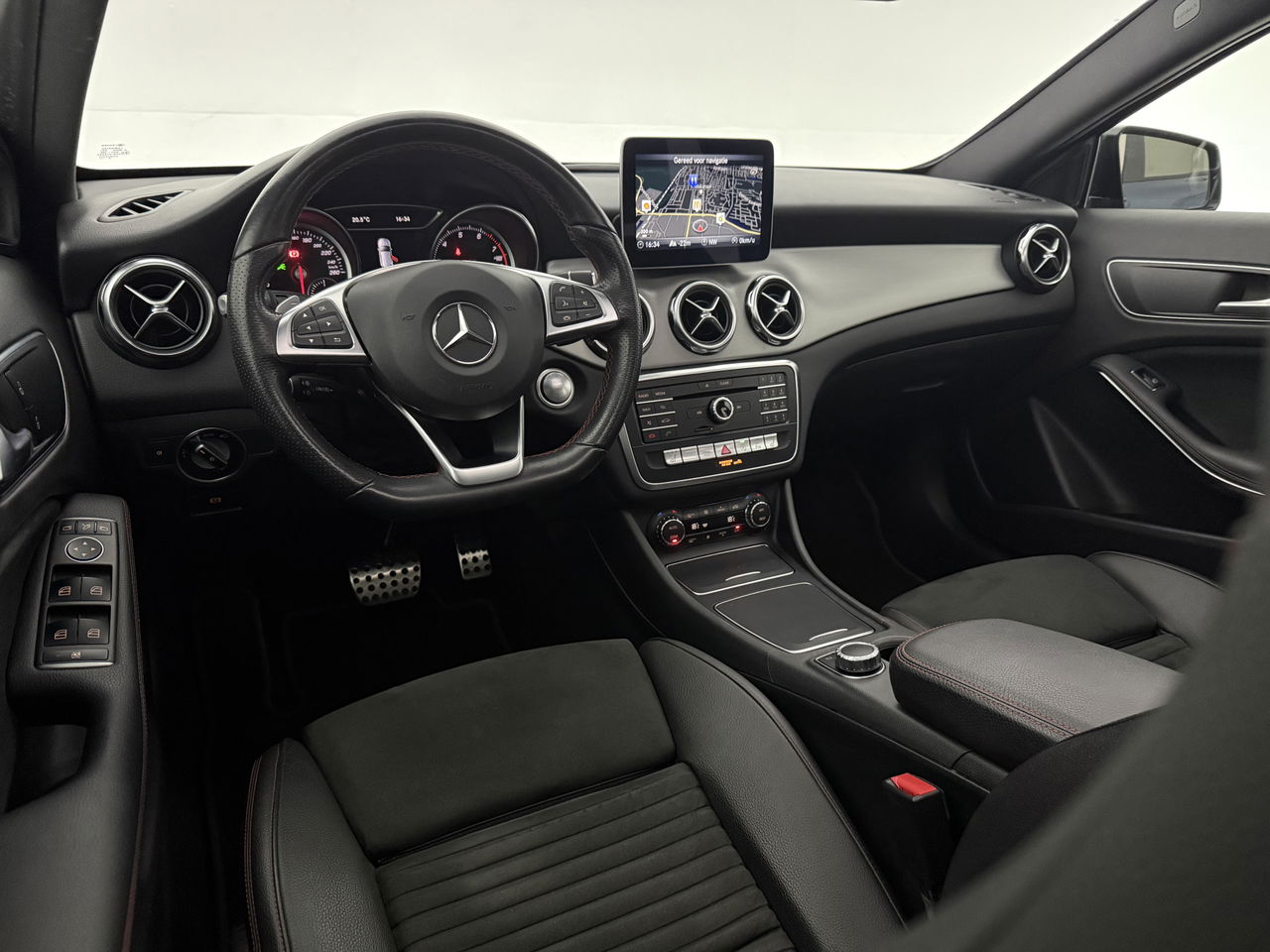 Mercedes-Benz GLA 180 AMG Limited | Panoramadak | Camera | LED | Trekhaak | Cruisecontrol | Navigatie | Parkeersens.