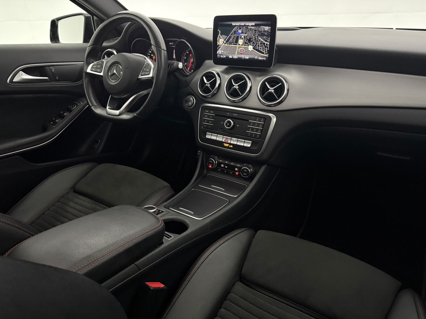Mercedes-Benz GLA 180 AMG Limited | Pano | Camera | LED | Trekh. | Cruise | Navigatie | Parkeersens. l NAP