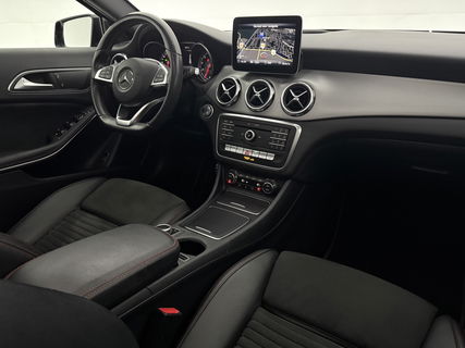 Mercedes-Benz GLA 180 AMG Limited | Panoramadak | Camera | LED | Trekhaak | Cruisecontrol | Navigatie | Parkeersens.