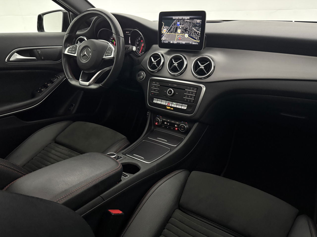 Mercedes-Benz GLA 180 AMG Limited | Panoramadak | Camera | LED | Trekhaak | Cruisecontrol | Navigatie | Parkeersens.
