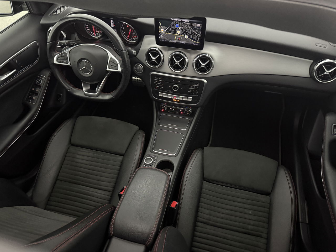 Mercedes-Benz GLA 180 AMG Limited | Panoramadak | Camera | LED | Trekhaak | Cruisecontrol | Navigatie | Parkeersens.