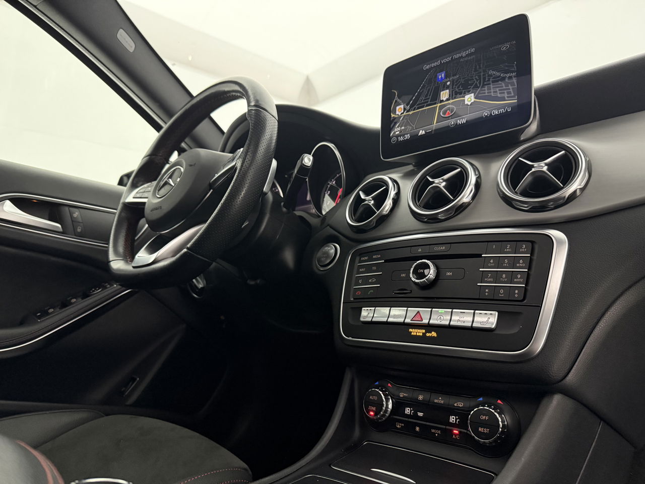 Mercedes-Benz GLA 180 AMG Limited | Panoramadak | Camera | LED | Trekhaak | Cruisecontrol | Navigatie | Parkeersens.