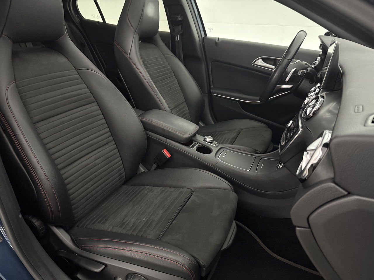 Mercedes-Benz GLA 180 AMG Limited | Panoramadak | Camera | LED | Trekhaak | Cruisecontrol | Navigatie | Parkeersens.