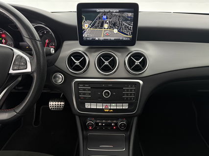 Mercedes-Benz GLA 180 AMG Limited | Panoramadak | Camera | LED | Trekhaak | Cruisecontrol | Navigatie | Parkeersens.