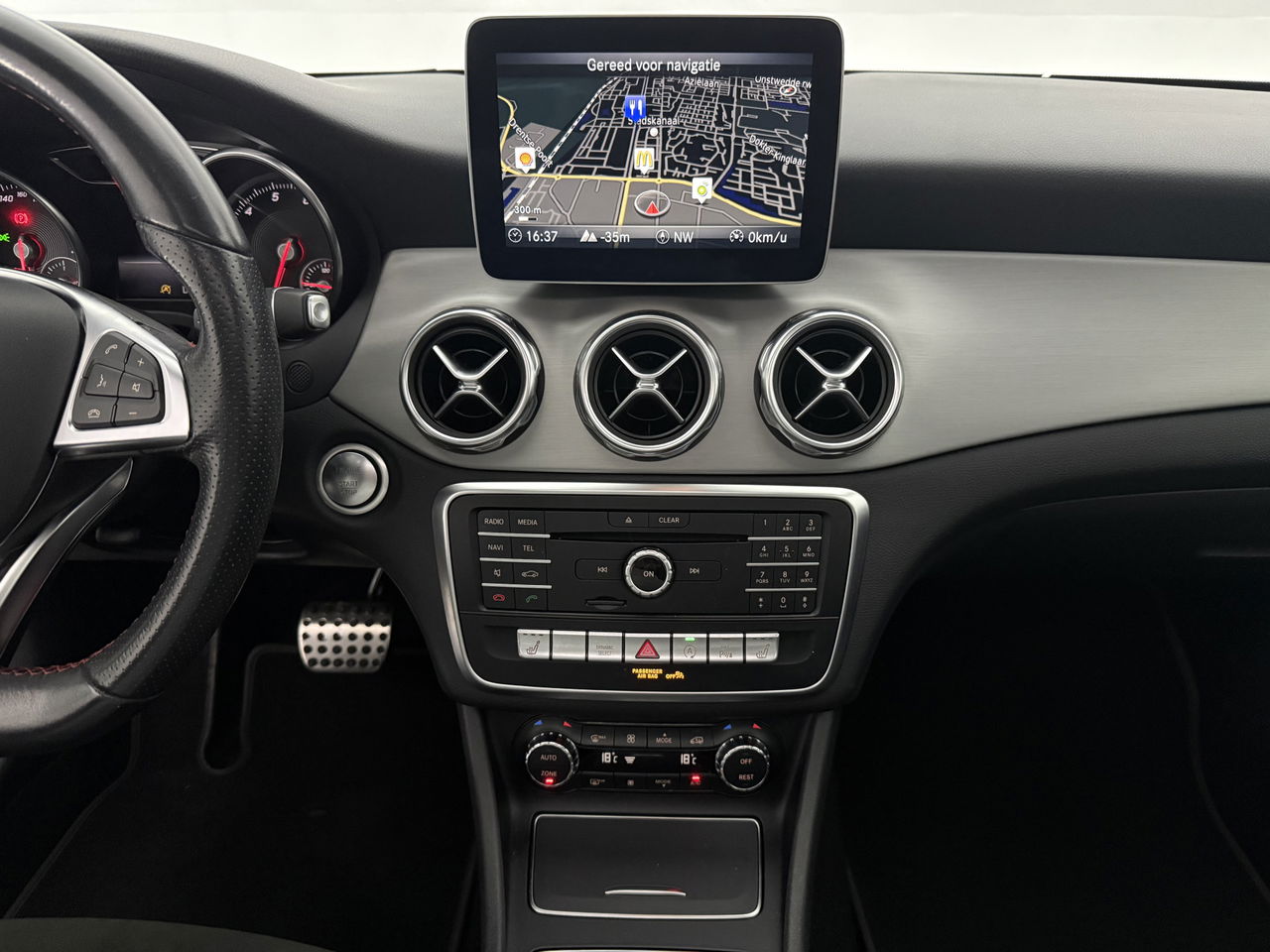 Mercedes-Benz GLA 180 AMG Limited | Panoramadak | Camera | LED | Trekhaak | Cruisecontrol | Navigatie | Parkeersens.
