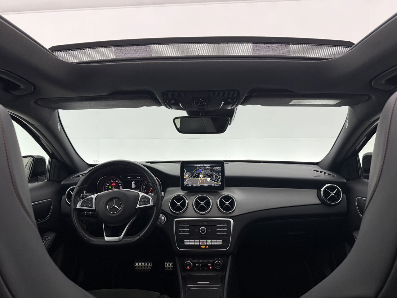 Mercedes-Benz GLA 180 AMG Limited | Panoramadak | Camera | LED | Trekhaak | Cruisecontrol | Navigatie | Parkeersens.