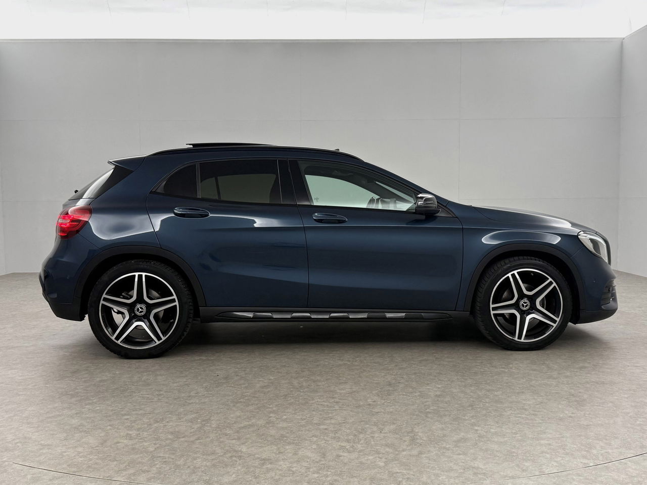 Mercedes-Benz GLA 180 AMG Limited | Panoramadak | Camera | LED | Trekhaak | Cruisecontrol | Navigatie | Parkeersens.