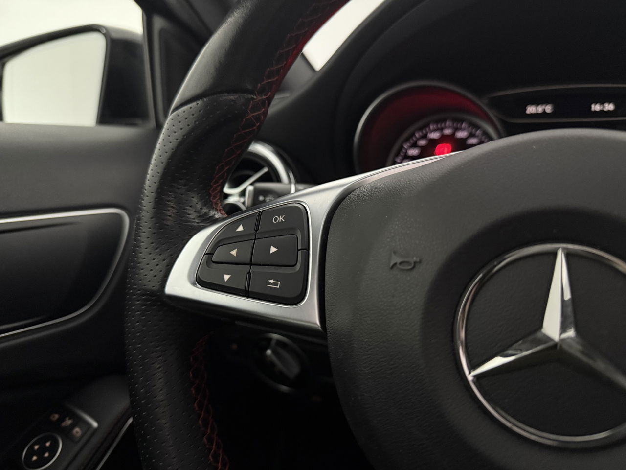 Mercedes-Benz GLA 180 AMG Limited | Panoramadak | Camera | LED | Trekhaak | Cruisecontrol | Navigatie | Parkeersens.