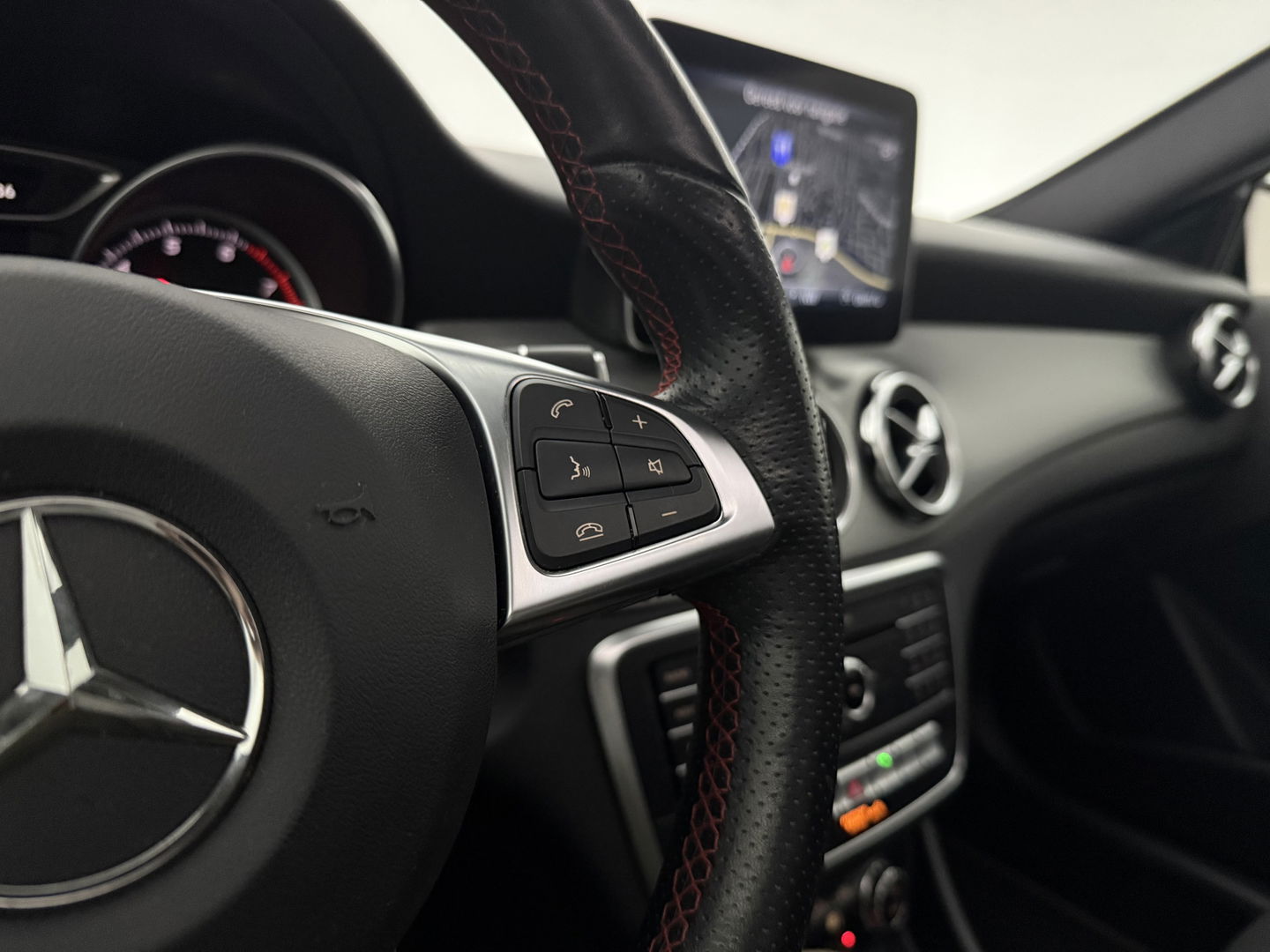 Mercedes-Benz GLA 180 AMG Limited | Pano | Camera | LED | Trekh. | Cruise | Navigatie | Parkeersens. l NAP
